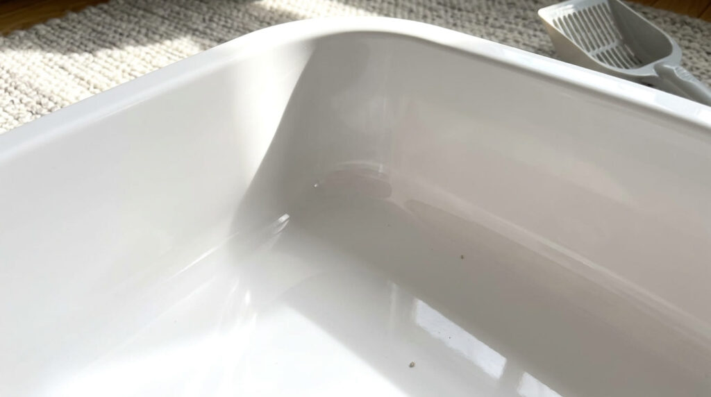 Seamless construction of a top-rated best high sided litter box.